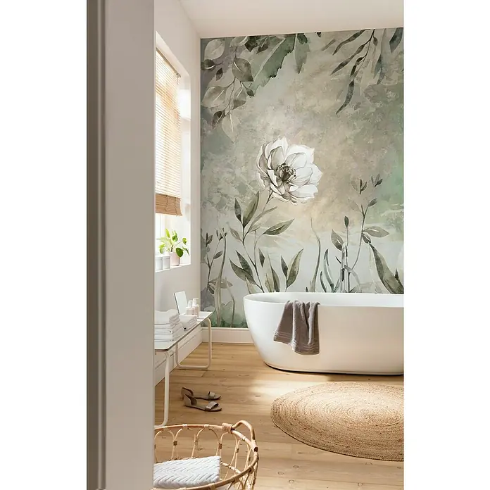 Komar Ink Fototapete Petite Brise - 6 -tlg., B x H: 300 x 280 cm, Vlies - Ein Badezimmer mit einer Badewanne, einem Teppich, einem Regal und einem Fenster. Die Wand ist mit einem floralen Muster versehen, was dem Raum eine elegante Note verleiht.
