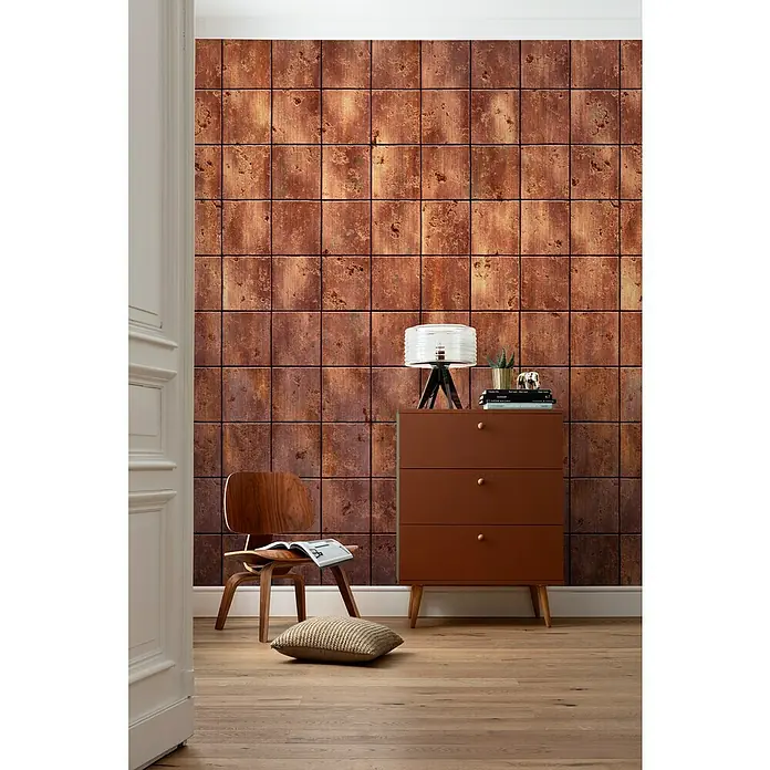 Komar Ink Fototapete Erosion8 -tlg., B x H: 400 x 280 cm, Vlies - Aufnahme eines Raumes mit Fliesenwand, brauner Kommode mit Lampe und Dekoration, sowie einem Stuhl mit Kissen.