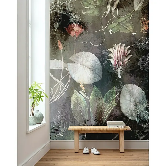 Komar Ink Fototapete Night Flowers4 -tlg., B x H: 200 x 280 cm, Vlies - Zimmer mit floraler Tapete: Eine dekorative Wandtapete mit Wasserblumen-Design schmückt diesen stilvollen Wohnraum.