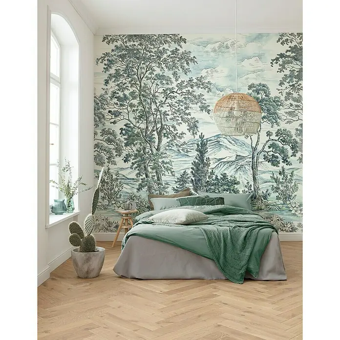 Komar Ink Fototapete Highland Trees5 -tlg., B x H: 250 x 280 cm, Vlies - Schlafzimmer mit Tapete und dekorativen Textilien in Grün- und Grautönen. Die Bettwäsche ergänzt das natürliche Ambiente.