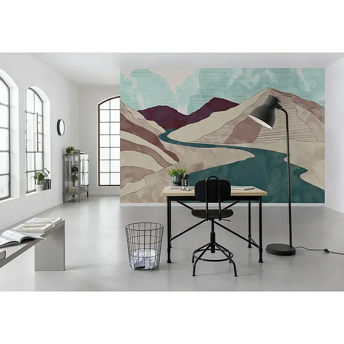 Komar Ink Fototapete Terra8 -tlg., B x H: 400 x 280 cm, Vlies - Büro mit Berg-Wandbild im Hintergrund, Schreibtisch mit Stuhl und Stehlampe im Vordergrund.