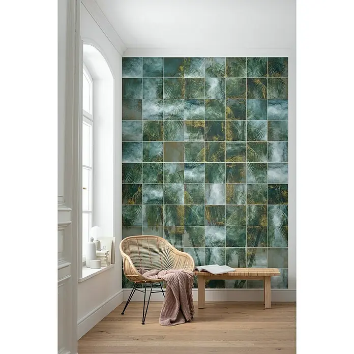 Komar Ink Fototapete Palm Puzzle4 -tlg., B x H: 200 x 280 cm, Vlies - Dieses Bild zeigt ein Zimmer mit einer Wand aus quadratischen Fliesen mit Palmenmuster und einem Korbstuhl.