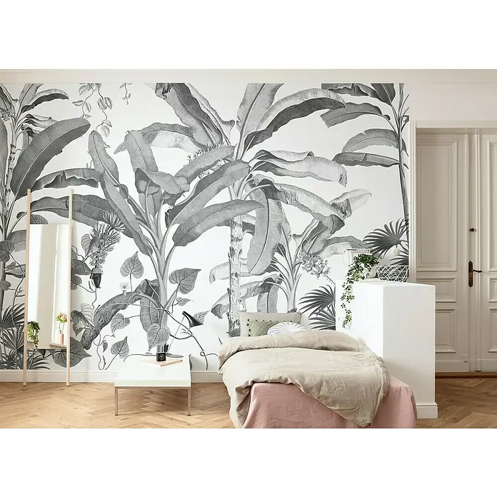 Komar Ink Fototapete Croissances Monochrome - 8 -tlg., B x H: 400 x 280 cm, Vlies - Elegantes Schlafzimmer mit floraler Tapete, Bett mit rosa Decke und minimalistischem Nachttisch.