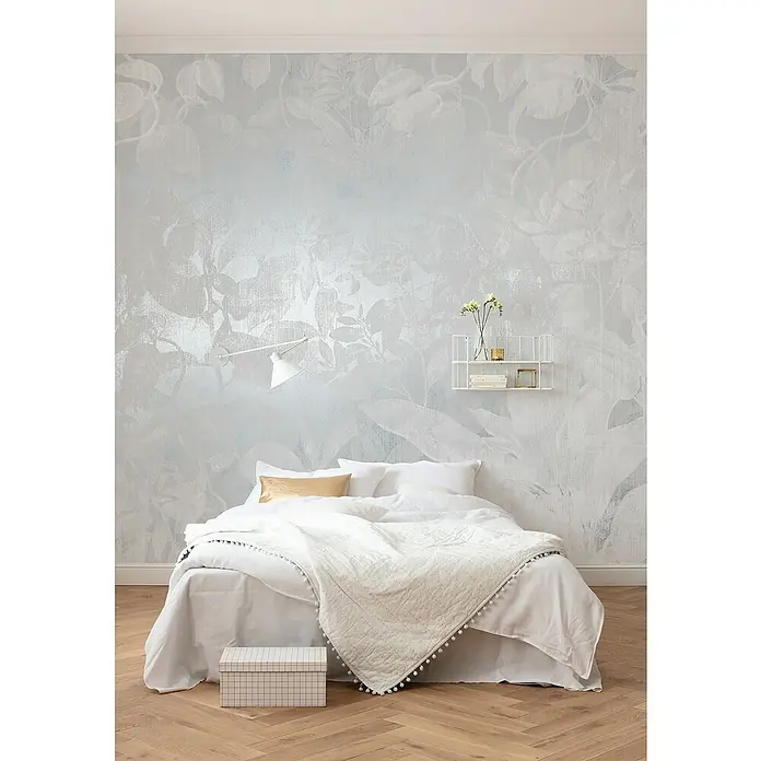 Komar Raw Fototapete Flora8 -tlg., B x H: 400 x 280 cm, Vlies - Schlafzimmer mit einem weißem Bett mit Überwurf, Kissen, Nachttisch und einer Wand mit floralem Muster für eine ruhige und entspannende Atmosphäre.