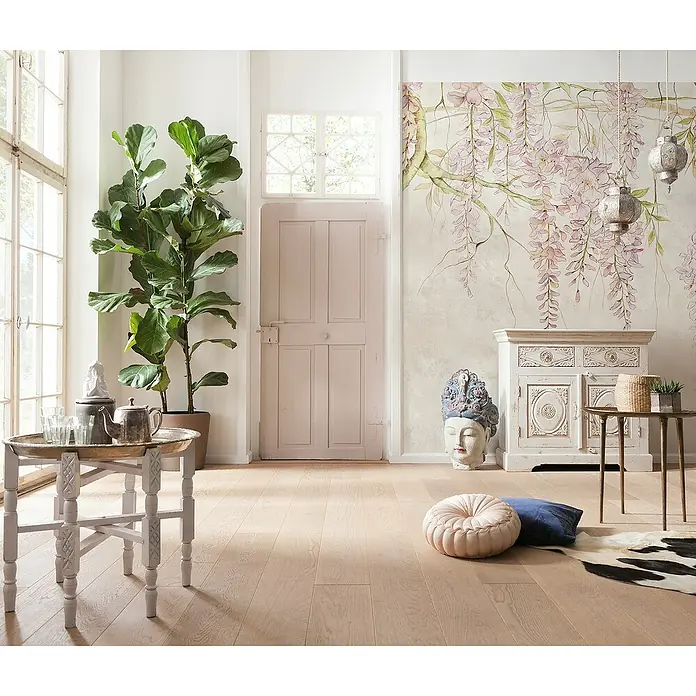 Komar Raw Fototapete Wisteria - 4 -tlg., B x H: 400 x 280 cm, Vlies - Elegantes Interieur mit hellem Holzboden, grosser Zimmerpflanze, dekorativer Kommode und Wandbild mit blühenden Glyzinienzweigen.
