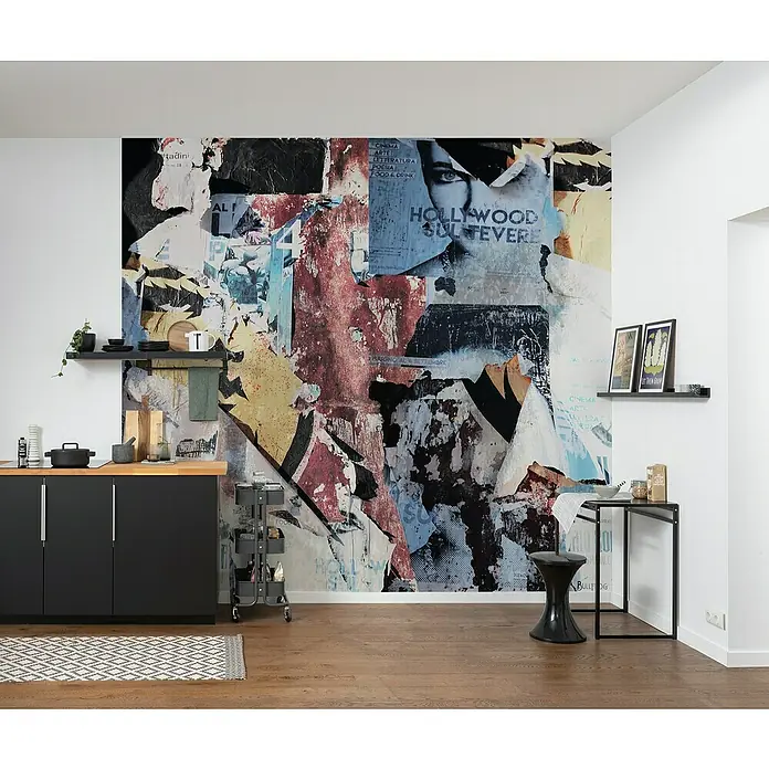 Komar Ink Fototapete Artwork - 6 -tlg., B x H: 300 x 280 cm, Vlies - Kücheninterieur mit einer auffälligen Wandtapete, die ein künstlerisches Collage-Design mit verschiedenen Texturen und Elementen zeigt.