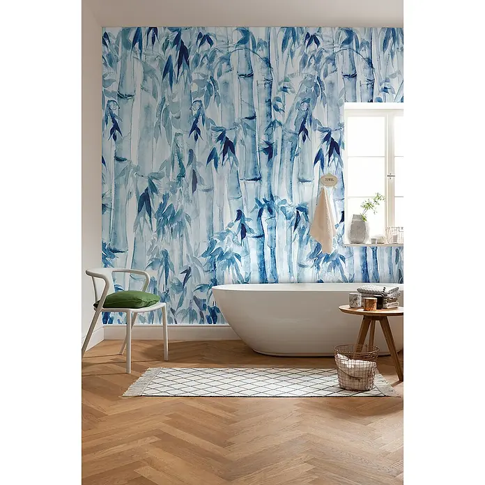 Komar Raw Fototapete Bamboos - 3 -tlg., B x H: 300 x 280 cm, Vlies - Elegantes Badezimmer mit blauer Bambus-Tapete, freistehender Badewanne, hellem Holzboden und stilvoller Dekoration für eine entspannende Atmosphäre.