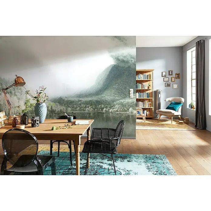 Komar Ink Fototapete Journey6 -tlg., B x H: 300 x 280 cm, Vlies - Esszimmer mit Holztisch, Stühlen und Landschaftstapete. Die natürliche Ästhetik schafft eine einladende Atmosphäre zum Essen und Verweilen.
