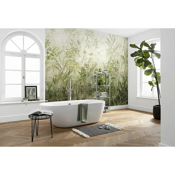 Komar Raw Fototapete Wilderness - 4 -tlg., B x H: 400 x 280 cm, Vlies - Das Bild zeigt ein Badezimmer mit einer freistehenden Badewanne, einem Regal, einem Fenster und einer Pflanze, die eine entspannende Atmosphäre schaffen.