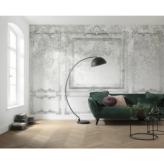 Komar Raw Fototapete Patina Panels4 -tlg., B x H: 400 x 280 cm, Vlies - Zimmer mit einem grünen Sofa, einer Bogenlampe und dekorativer Wandtapete.