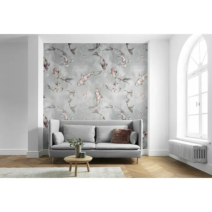 Komar Raw Fototapete Koi - 6 -tlg., B x H: 300 x 280 cm, Vlies - Wohnzimmer mit stilvollem Sofa vor einer Wand mit Koi-Karpfen-Tapete, das eine ruhige und elegante Atmosphäre schafft.