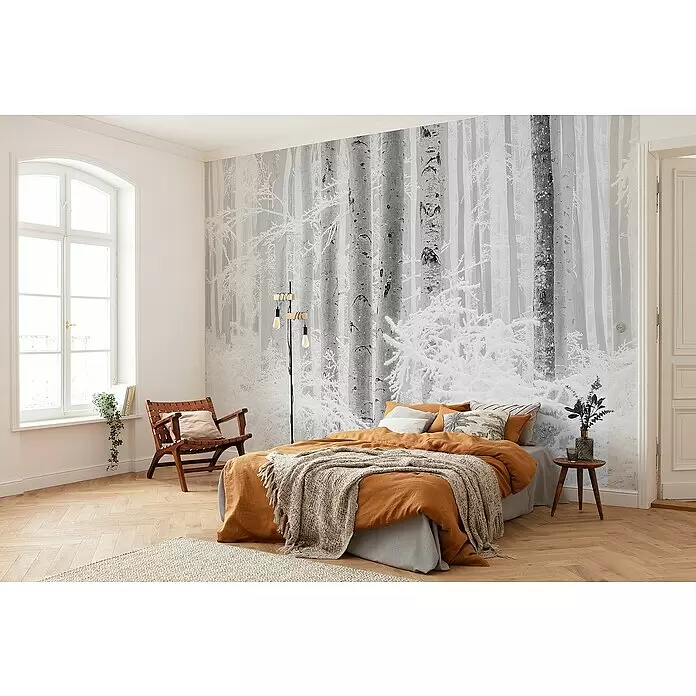 Komar Raw Fototapete Winter Wood - 4 -tlg., B x H: 400 x 280 cm, Vlies - Gemütliches Schlafzimmer mit einem Wandbild aus einem gefrosteten Winterwald und warmer, rostfarbener Bettwäsche.