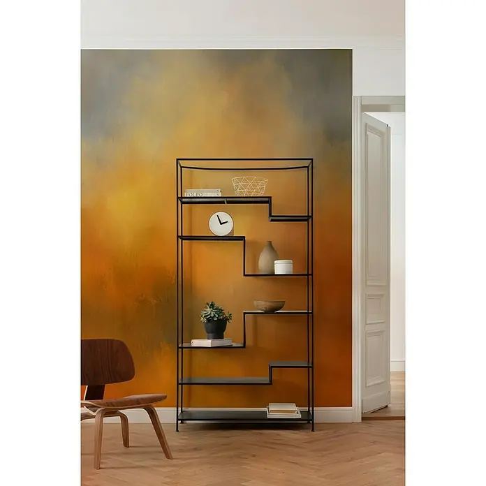 Komar Ink Fototapete Amber - 4 -tlg., B x H: 200 x 280 cm, Vlies - Modernes Bücherregal mit dekorativen Elementen vor einer bunten Wand, das eine stilvolle Atmosphäre schafft.