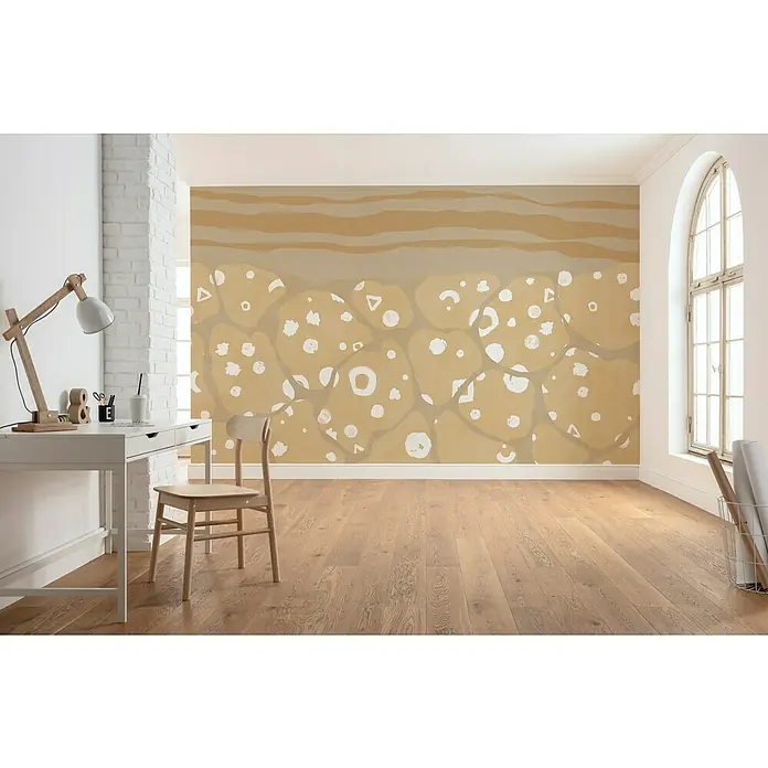 Komar Ink Fototapete Subsoil - 8 -tlg., B x H: 400 x 280 cm, Vlies - Ein helles Arbeitszimmer mit einem Schreibtisch, Stuhl und einer Wand mit einem abstrakten, sandfarbenen Muster.