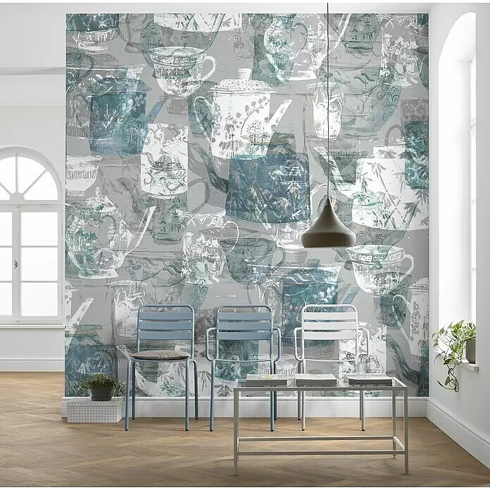 Komar Raw Fototapete Tableware - 3 -tlg., B x H: 300 x 280 cm, Vlies - Türkise und weiße gemusterte Tapete mit Teetassen und Teekannen, die eine Wand in einem Raum bedeckt.