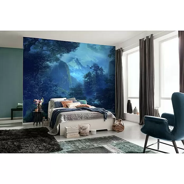 Komar Ink Fototapete Midnight - 8 -tlg., B x H: 400 x 280 cm, Vlies - Großformatige Wandtapete mit einer mystischen, dunkelblauen Wald- und Berglandschaft in einem modernen Schlafzimmer.