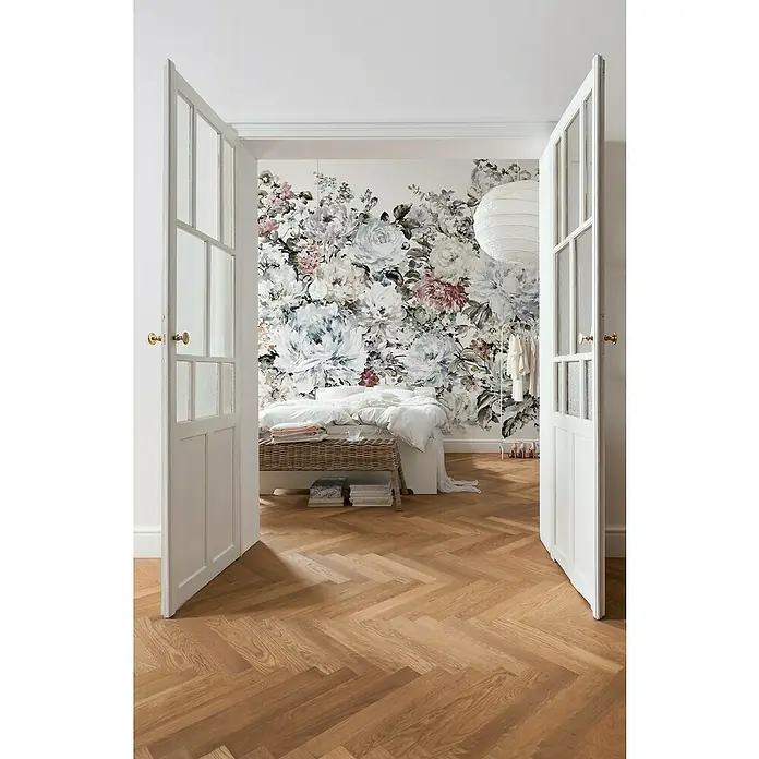 Komar Ink Fototapete Posy - 8 -tlg., B x H: 400 x 280 cm, Vlies - Schlafzimmer mit einem grossen Blumenmuster Wandbild, das eine gemütliche und ruhige Atmosphäre schafft. Die geöffneten Türen geben den Blick frei auf das einladende Interieur.