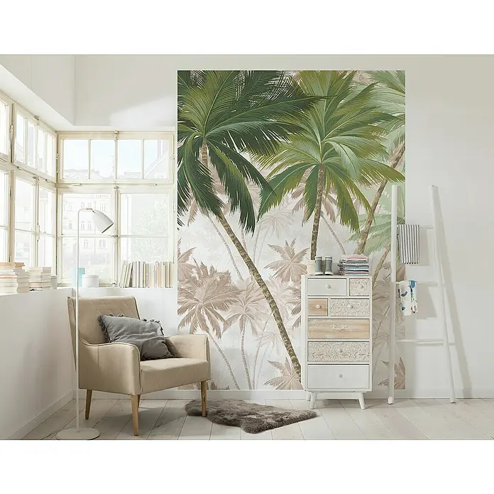Komar Raw Fototapete Palmera2 -tlg., B x H: 200 x 280 cm, Vlies - Einladendes Interieur mit einem hellen Sessel, einer Kommode mit dekorativen Schubladen und einer Wand mit einem tropischen Palmenmuster.
