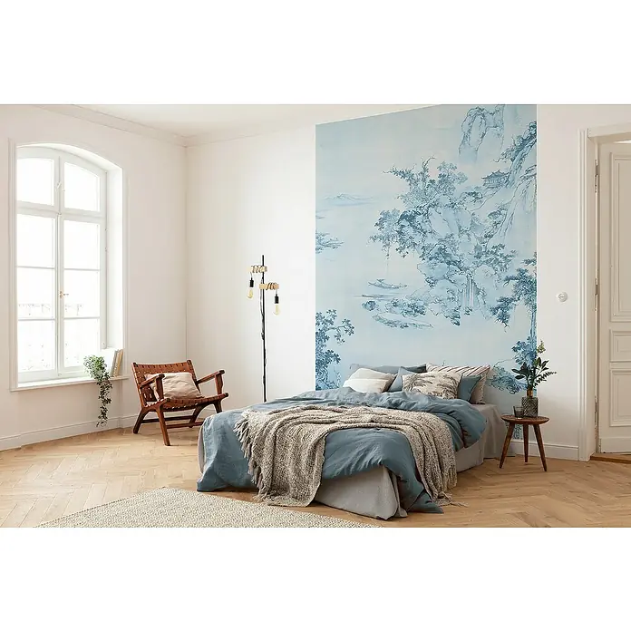 Komar Raw Fototapete Blue China - 2 -tlg., B x H: 200 x 280 cm, Vlies - Ein helles Schlafzimmer mit einem blauen Bett mit Leinenbezug, einer blauen Wandtapete und einem Teppich auf dem Parkettboden.
