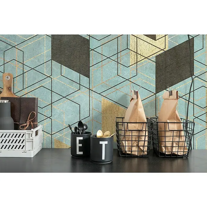 Komar Ink Fototapete Plaqué Or - 4 -tlg., B x H: 200 x 280 cm, Vlies - Ein Blick auf dekorative Küchenutensilien, darunter Körbe, Becher mit Aufschrift und ein Schneidebrett, vor einem geometrischen Hintergrund.