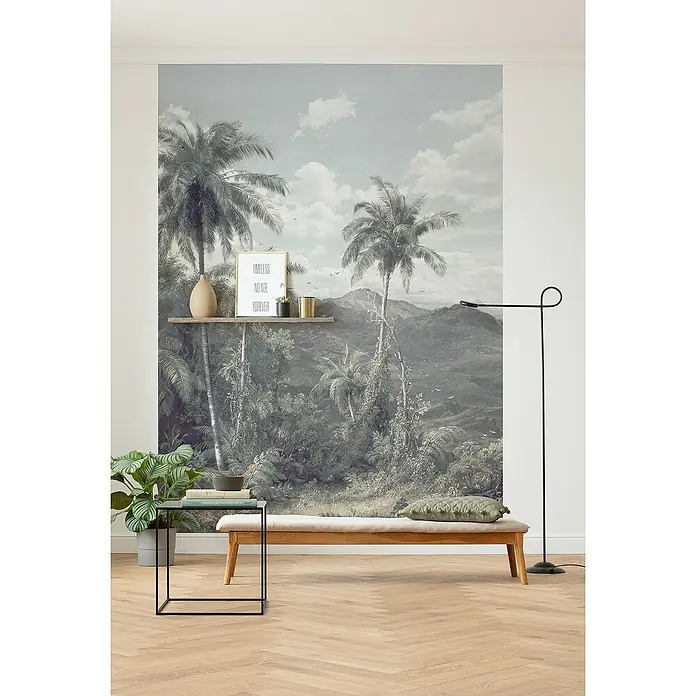 Komar Raw Fototapete The Exotic Land - 2 -tlg., B x H: 200 x 280 cm, Vlies - Innenraum mit einer Bank und einem Wandbild von einem Wald. Der Raum ist hell und einladend mit tropischem Hintergrund.