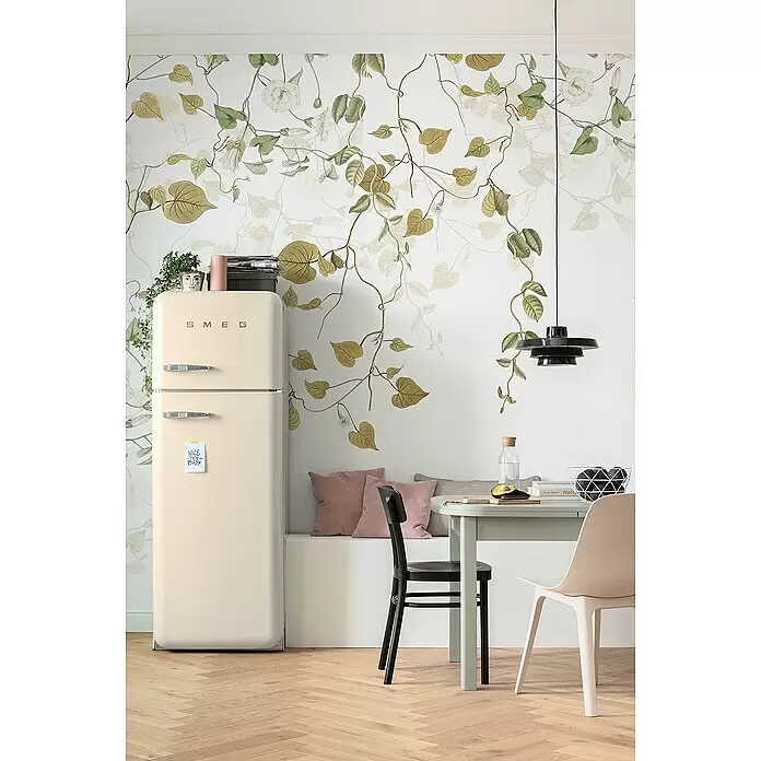 Komar Raw Fototapete Hedera - 3 -tlg., B x H: 300 x 280 cm, Vlies - Botanische Tapete mit Kletterranken, grünen und goldenen Blättern sowie weißen Blüten im Essbereich.