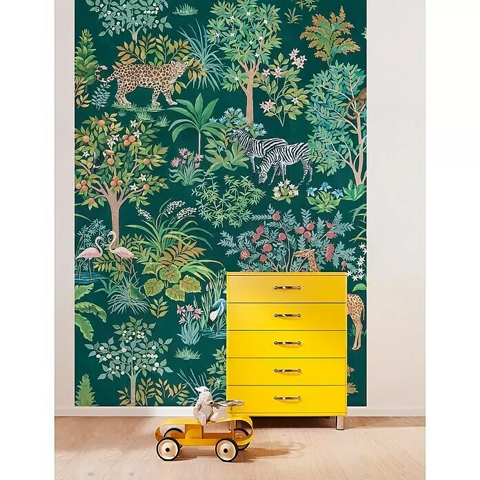 Komar Ink Fototapete Happy Jungle - 4 -tlg., B x H: 200 x 280 cm, Vlies - Gelbe Kommode mit fünf silbernen Schubladen, auf Holzboden vor Dschungeltapete.