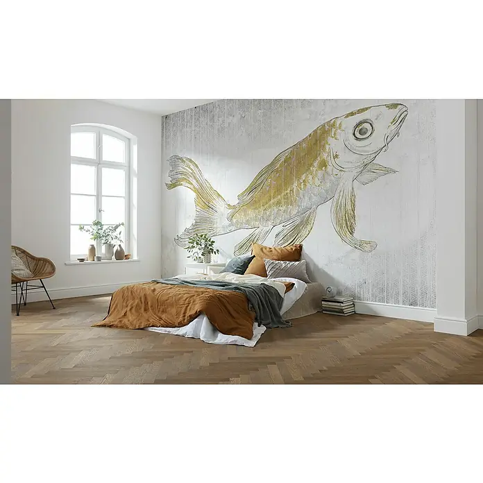 Komar Raw Fototapete Golden Koi8 -tlg., B x H: 400 x 280 cm, Vlies - Einladendes Schlafzimmer mit einem goldfarbenen Fisch Wandbild und einem warmen Holzboden im Fischgrätmuster, das eine ruhige Atmosphäre schafft.