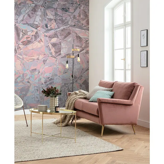 Komar Raw Fototapete Crystals - 4 -tlg., B x H: 200 x 280 cm, Vlies - Ein gemütliches Wohnzimmer mit einem stilvollen rosa Sofa, einem goldenen Beistelltisch und einer auffälligen Wandtapete.