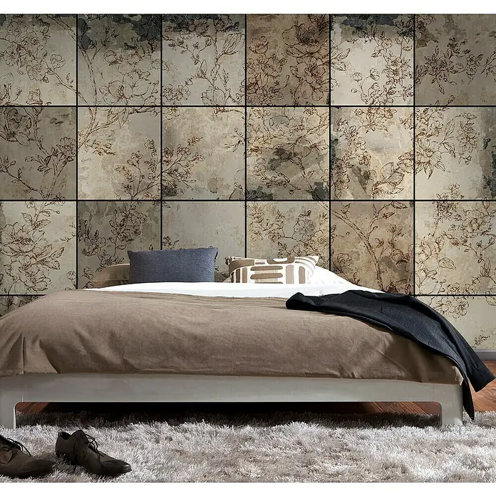 Komar Ink Fototapete Emboss - 6 -tlg., B x H: 300 x 280 cm, Vlies - Schlafzimmer mit Doppelbett und floral gemusterter Akzentwand, beiger Tagesdecke und grauem Teppich.