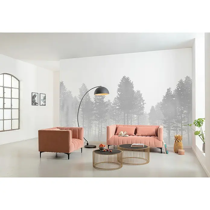 Komar Raw Fototapete Silver Haze - 8 -tlg., B x H: 400 x 280 cm, Vlies - Elegantes Wohnzimmer mit einem pfirsichfarbenen Sofa und Sessel, ergänzt durch goldene Beistelltische und eine stilvolle Stehlampe.
