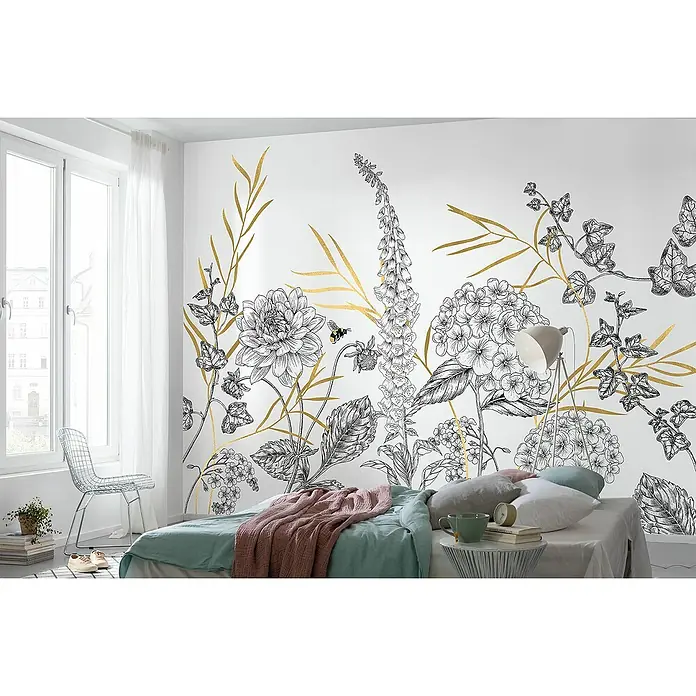 Komar Raw Fototapete Bumble Bee - 8 -tlg., B x H: 400 x 280 cm, Vlies - Zimmer mit Wandtapete mit botanischen Motiven in Schwarz, Weiß und Gold, die eine ruhige und elegante Atmosphäre schafft.