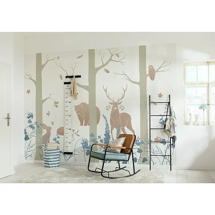 Komar Ink Fototapete Forest Animals - 8 -tlg., B x H: 400 x 280 cm, Vlies - Ein Kinderzimmer mit einer Wandmalerei von Waldtieren, einem Wachstumsmesser und einem Schaukelstuhl, das eine gemütliche Atmosphäre schafft.