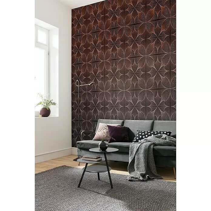 Komar Ink Fototapete Energico - 6 -tlg., B x H: 300 x 280 cm, Vlies - Dunkelbraune Tapete mit wiederholendem Art-Déco-Fächermuster in Metallic-Bronze an einer Akzentwand im Wohnzimmer.