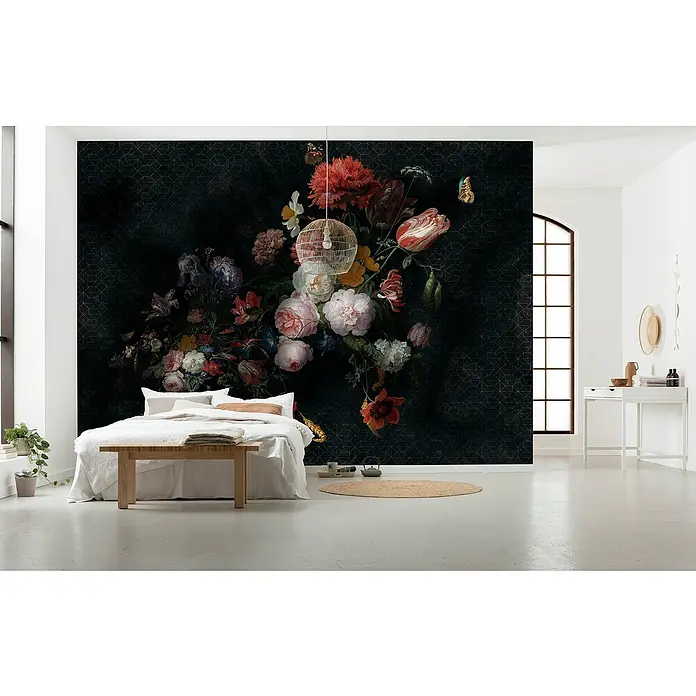 Komar Home Fototapete Amsterdam Flower - 7 -tlg., B x H: 350 x 250 cm, Vlies - Schlafzimmer mit dem Wandbild "Blumenstillleben" mit dunklem Hintergrund und Bett mit hellem Holzrahmen.