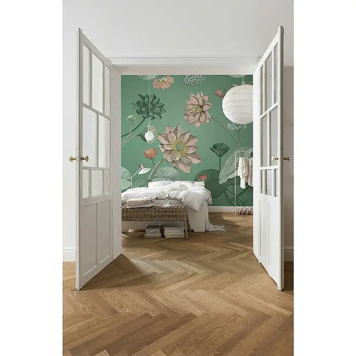 Komar Home Fototapete Blissful - 4 -tlg., B x H: 200 x 250 cm, Vlies - Blick durch offene weiße Türen auf ein Schlafzimmer mit blumiger grüner Tapete und Parkettboden in Fischgrätmuster.