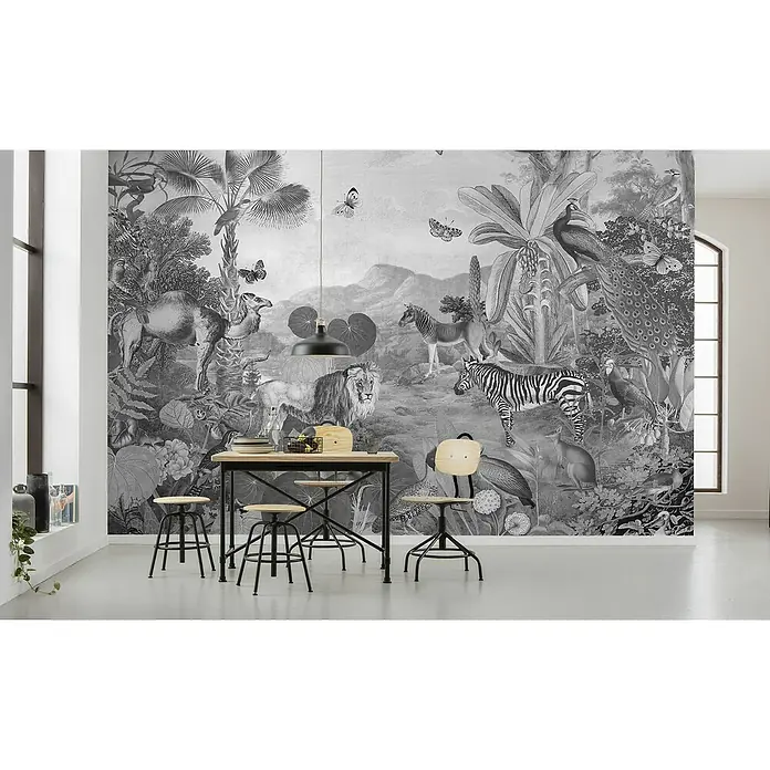 Komar Home Fototapete Flora and Fauna7 -tlg., B x H: 350 x 250 cm, Vlies - Esszimmer mit einem Holztisch mit vier Hockern und einer auffälligen Fototapete mit Tiermotiven, die dem Raum eine besondere Note verleiht.
