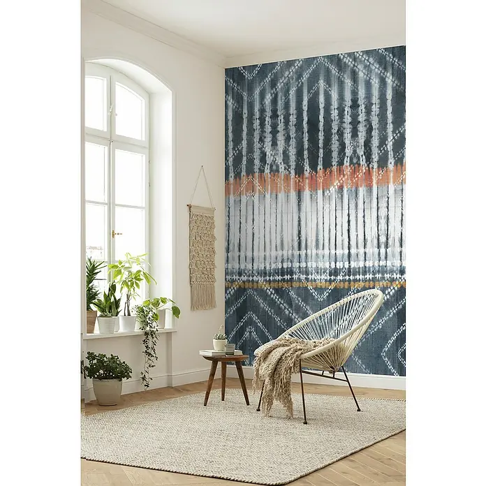 Komar Home Fototapete Native - 4 -tlg., B x H: 200 x 250 cm, Vlies - Das Bild zeigt eine stilvolle Raumgestaltung mit einem dekorativen Wandteppich, einem bequemen Sessel und einem weichen Teppich.