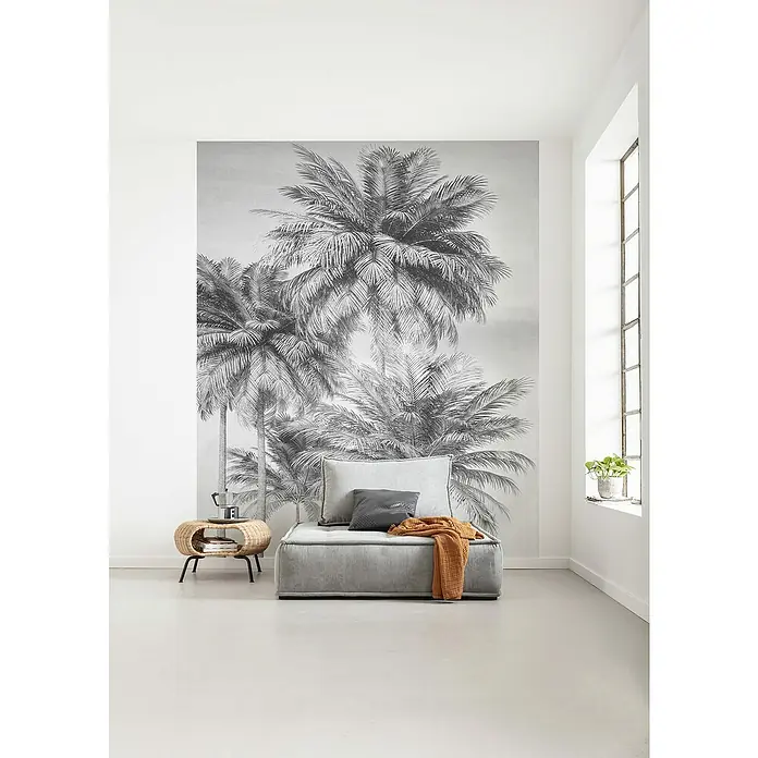 Komar Home Fototapete Cocco - 4 -tlg., B x H: 200 x 250 cm, Vlies - Zimmer mit Fototapete Palmen. Das Zimmer ist minimalistisch eingerichtet und hat ein großes Fenster. Die Fototapete mit Palmen ist ein echter Hingucker.