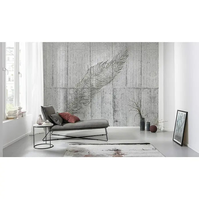 Komar Home Fototapete Concrete Feather - 7 -tlg., B x H: 350 x 250 cm, Vlies - Wohnzimmer mit stilvollem Sofa, Beistelltisch und einem Wandbild mit Federmotiv für ein modernes Ambiente.
