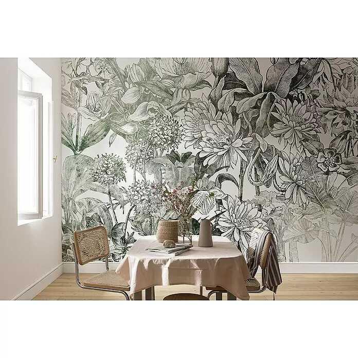Komar Home Fototapete Valerie - 7 -tlg., B x H: 350 x 250 cm, Vlies - Grüne und weiße botanische Tapete mit großen Blumen- und Blattmustern an einer Esszimmerwand.
