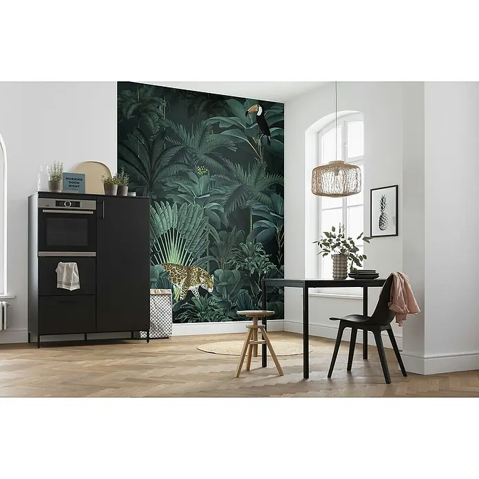 Komar Home Fototapete Jungle Night - 4 -tlg., B x H: 200 x 250 cm, Vlies - Ein Esszimmer mit einer Dschungeltapete, einem schwarzen Esstisch, einem Hocker und einem skandinavischen, minimalistischen Design.