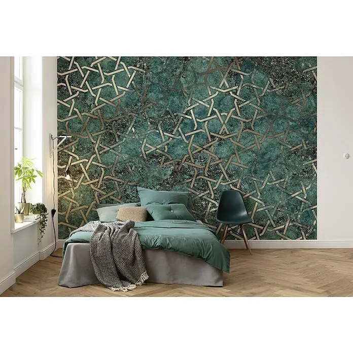 Komar Home Fototapete Starlight - 7 -tlg., B x H: 350 x 250 cm, Vlies - Schlafzimmer mit einem stilvollen Bett und einer Wand mit einem auffälligen grünen geometrischen Muster, das dem Raum Charakter verleiht.