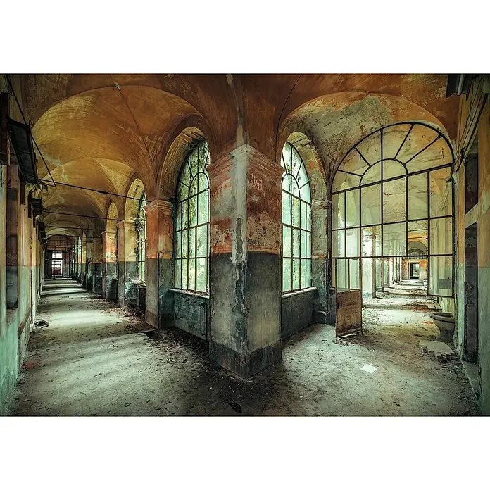 Komar Stefan Hefele Edition 2 Fototapete Casa Della Follia - 8 -tlg., B x H: 400 x 280 cm, Vlies - Ein verlassener Flur mit gewölbter Decke, großen Fenstern und verfallenen Wänden. Perfekt für einen spannenden Hintergrund oder eine gruselige Szene.