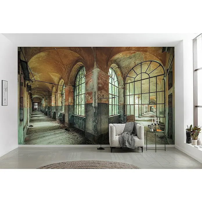 Komar Stefan Hefele Edition 2 Fototapete Casa Della Follia - 8 -tlg., B x H: 400 x 280 cm, Vlies - Fototapete eines langen, verlassenen Flurs mit hohen Bögen und Fenstern. Das Design erzeugt eine einzigartige Atmosphäre im Raum.