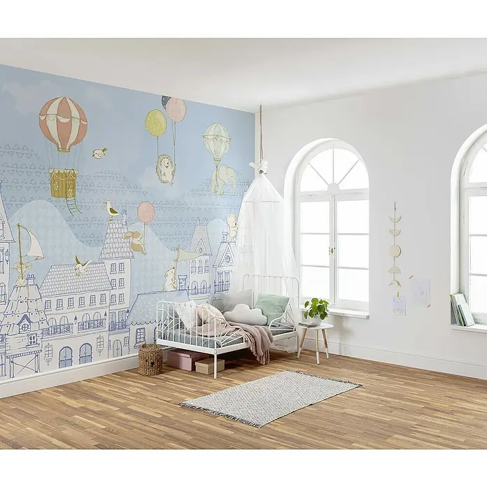 Komar Home Fototapete Rooftop Ralley - 7 -tlg., B x H: 350 x 250 cm, Vlies - Kinderzimmer mit einer Wandtapete mit Ballonmotiven, einem weißen Bett und hellem Holzfußboden.