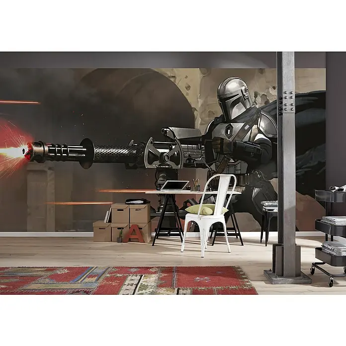 Komar Star Wars Fototapete The Mandalorian Blaster - 10 -tlg., B x H: 500 x 280 cm, Vlies - Das Wandbild zeigt den Mandalorianer mit einer schweren Waffe in einem modern eingerichteten Raum, ideal für Star Wars Fans.