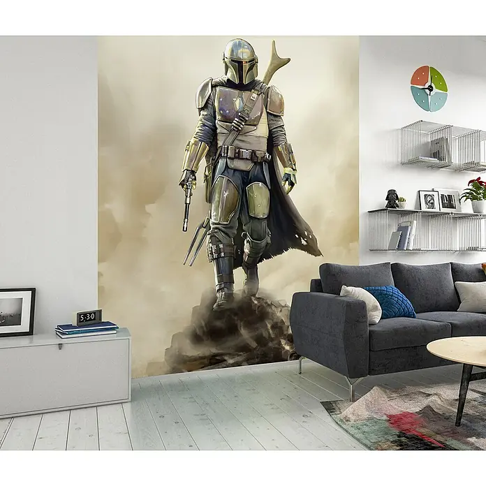 Komar Star Wars Fototapete The Mandalorian The Hunter4 -tlg., B x H: 200 x 280 cm, Vlies - Wohnzimmer mit stilvollem Mandalorianer-Wandbild, das dem Raum einen modernen Touch verleiht. Graues Sofa und Deko ergänzen das Design.