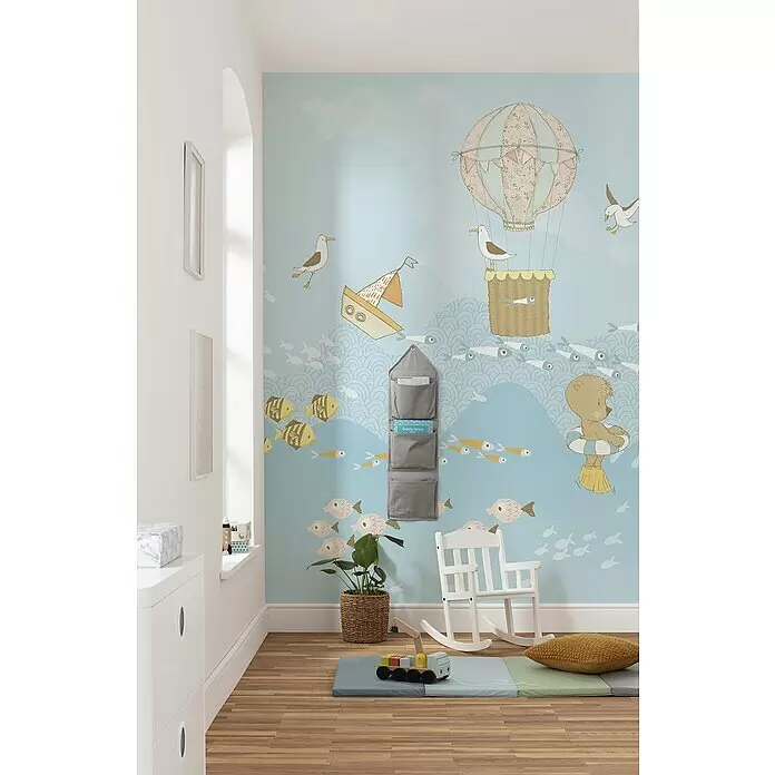 Komar Home Fototapete Wavy Venture - 4 -tlg., B x H: 200 x 250 cm, Vlies - Gemütliches Kinderzimmer mit spielerischer Meerestapete, Stoff-Wandorganizer, weißem Schaukelstuhl und weicher Spielmatte.