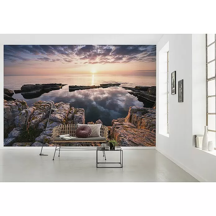 Komar Home Fototapete Spiegelküste - 4 -tlg., B x H: 368 x 248 cm, Vlies - Wandtapete mit Sonnenuntergang über Felsenküste und Meer, die das Ambiente eines modernen Raumes bereichert.